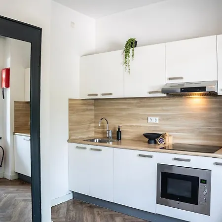 Severini With Own Kitchen & Bathroom טילבורג